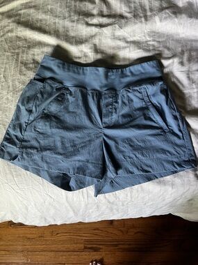 Athleta Trekkie Short 3” light blue
